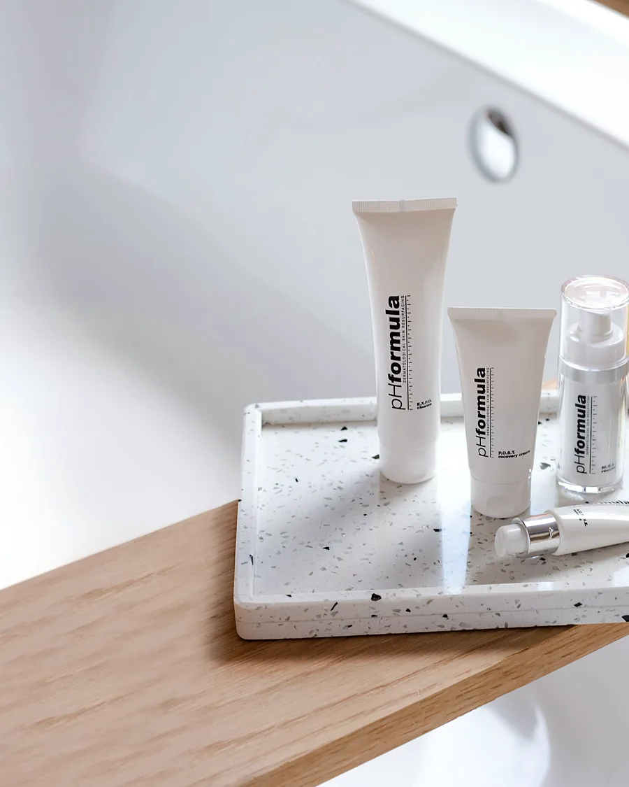 pHformula Pflegeprodukte auf einem Holzregal im Studio