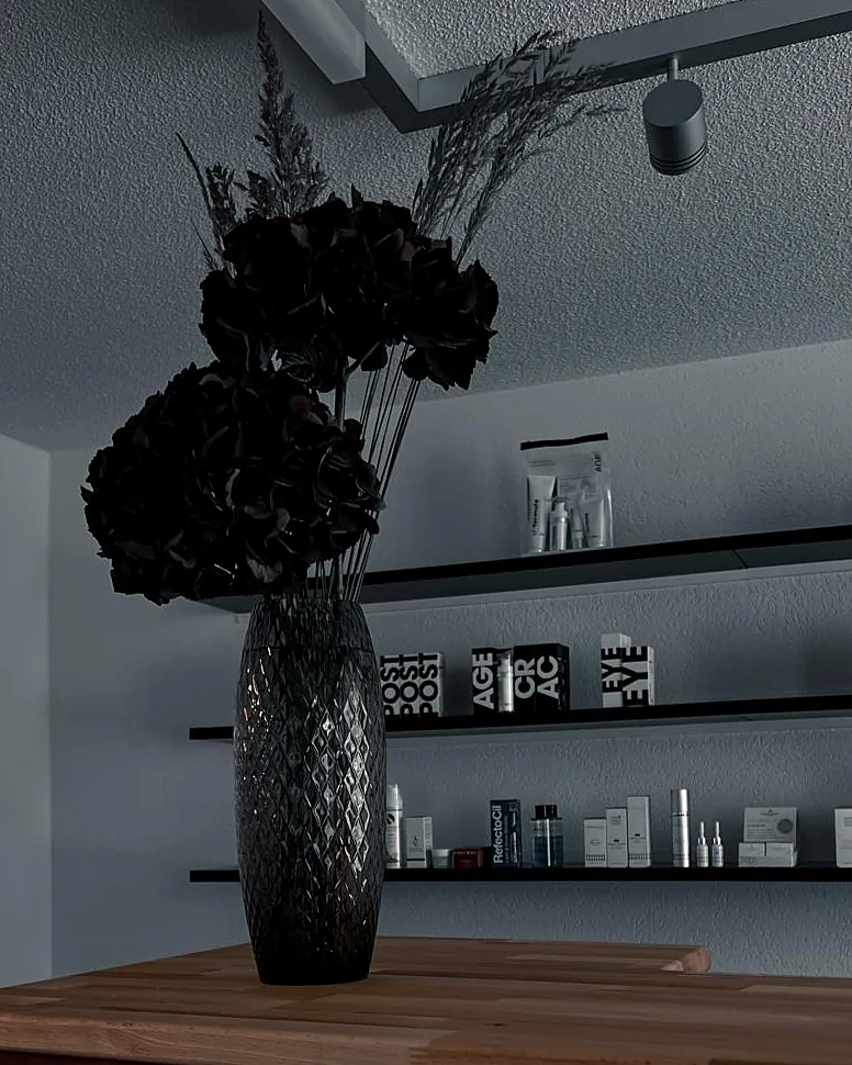 Studio mit Pflegeprodukten und Blumen bei Beauty und Relax